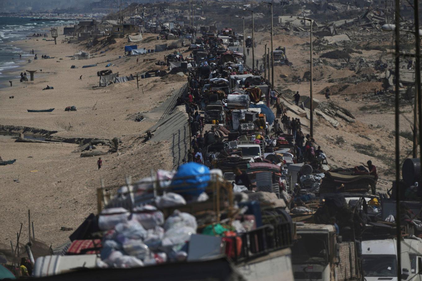 Långa köer på kustvägen söderut från Gaza stad på tisdagen. Foto: Abd al-Karim Hana/AP/TT