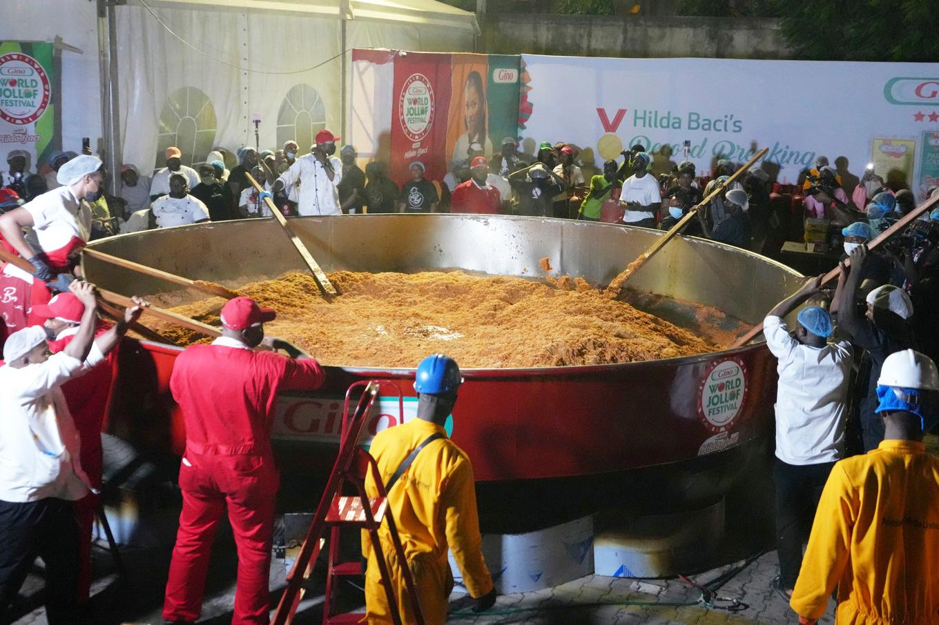 Kocken Hilda Baci och hennes medhjälpare vid tillagandet av den rekordstora laddningen av Jollof-ris i Lagos i fredags. Foto: Sunday Alamba/AP/TT
