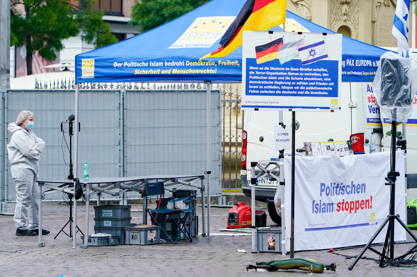 Polistekniker undersöker platsen på Marktplatz i Mannheim, där en man knivhögg flera personer under ett politiskt möte. Akrivbild. Foto: Uwe Anspach