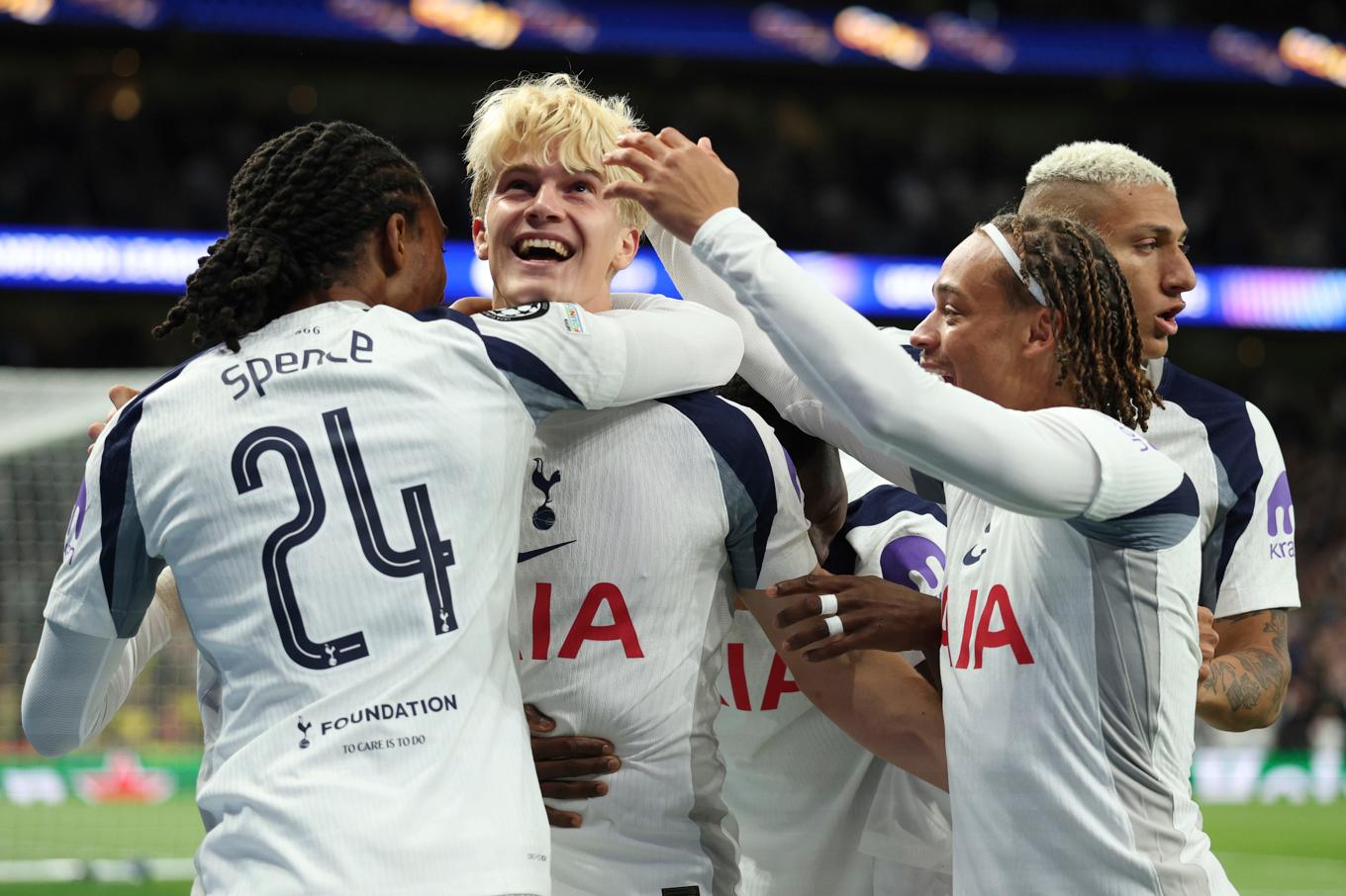 Tottenhamspelarna, med Lucas Bergvall i mitten, jublar över 1–0-målet som Bergvall låg bakom. Foto: Ian Walton/AP/TT