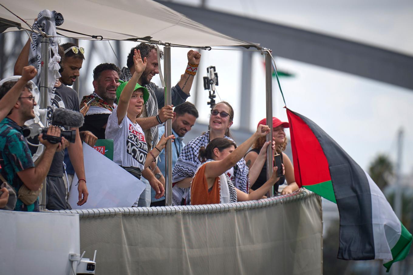 Aktivister på en båt i flottiljen som vill bryta blockaden mot Gaza, bland dem svenska Greta Thunberg. Bild från 31 augusti i Barcelona. Foto: Emilio Morenatti/AP/TT