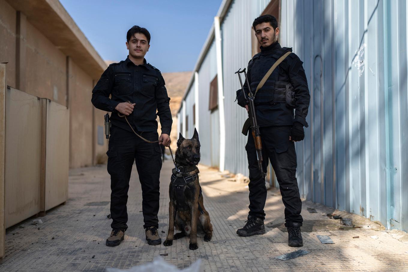Säkerhetsstyrkor bevakar ett ett lager av den beslagtagna drogen Captagon. Arkivbild. Foto: Mosa'ab Elshamy/AP/TT