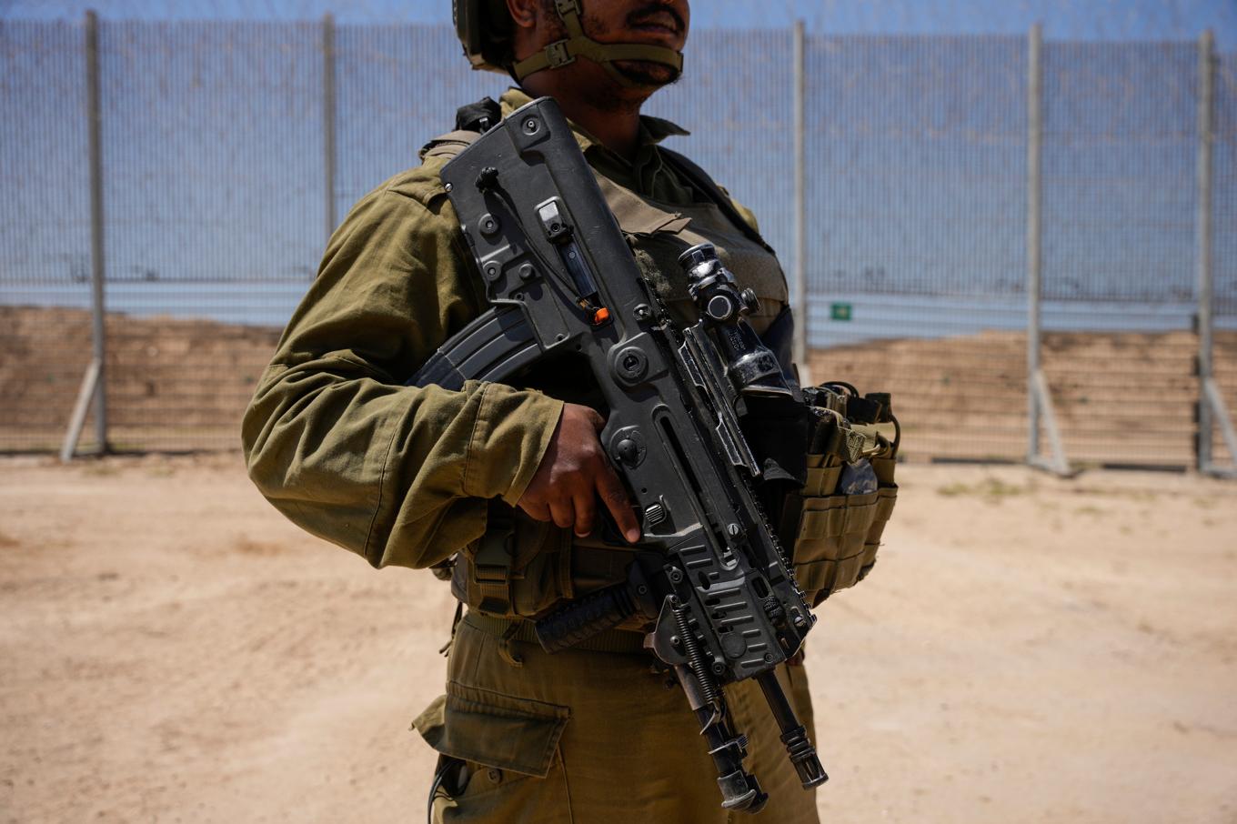 En israelisk soldat vid gränsen mellan Israel och Gaza. Personen på bilden har inget med artikeln att göra. Bilden är tagen 28 augusti. Foto: Maya Levin/AP/TT