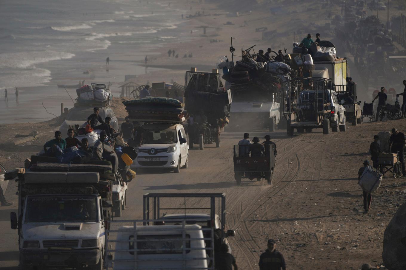 Flyende palestinier längs Kustvägen söderut på onsdagen. Foto: Abd al-Karim Hana/AP/TT
