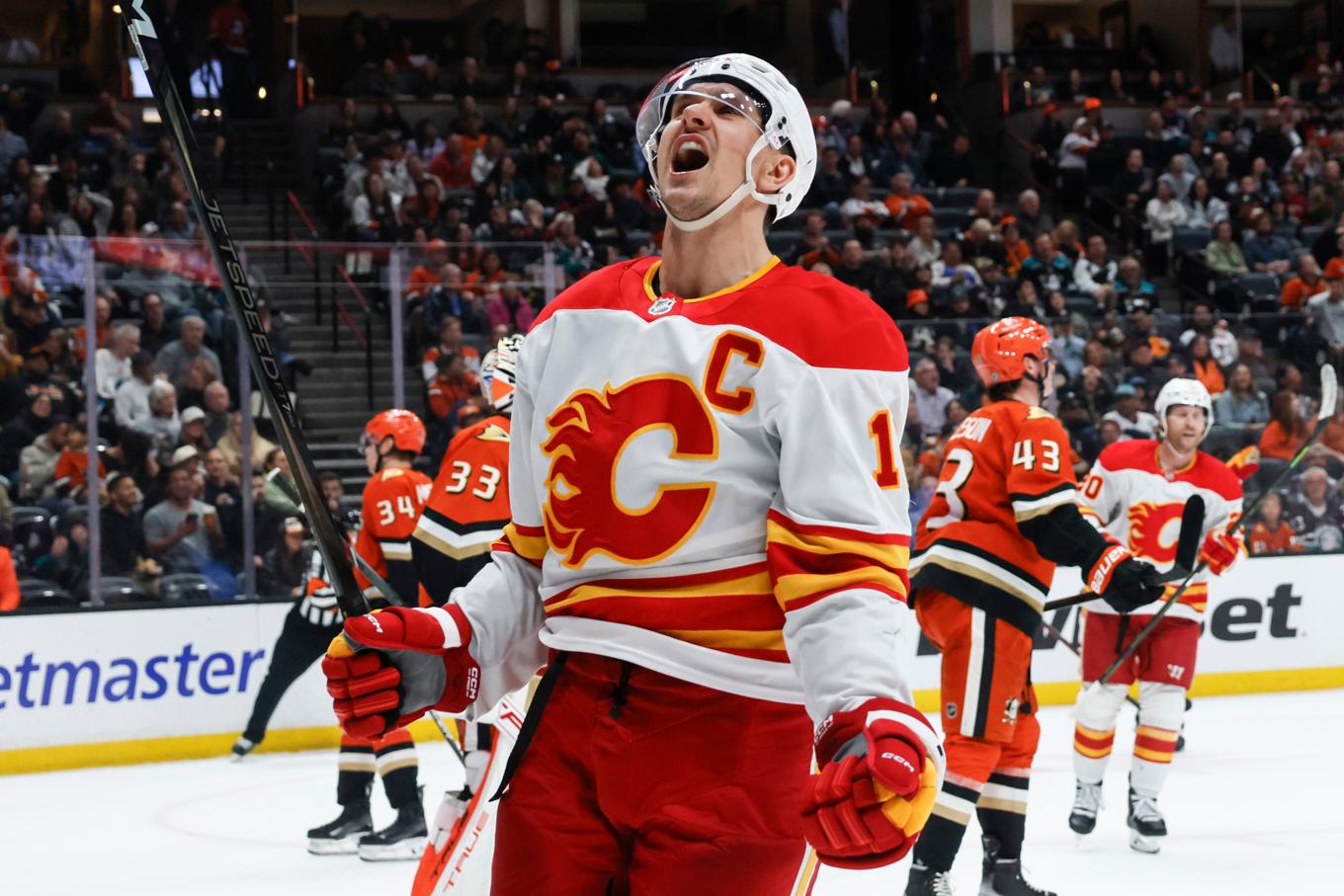 Mikael Backlund kommer lira vidare i Calgary ett tag till. Arkivbild. Foto: Etienne Laurent/AP/TT