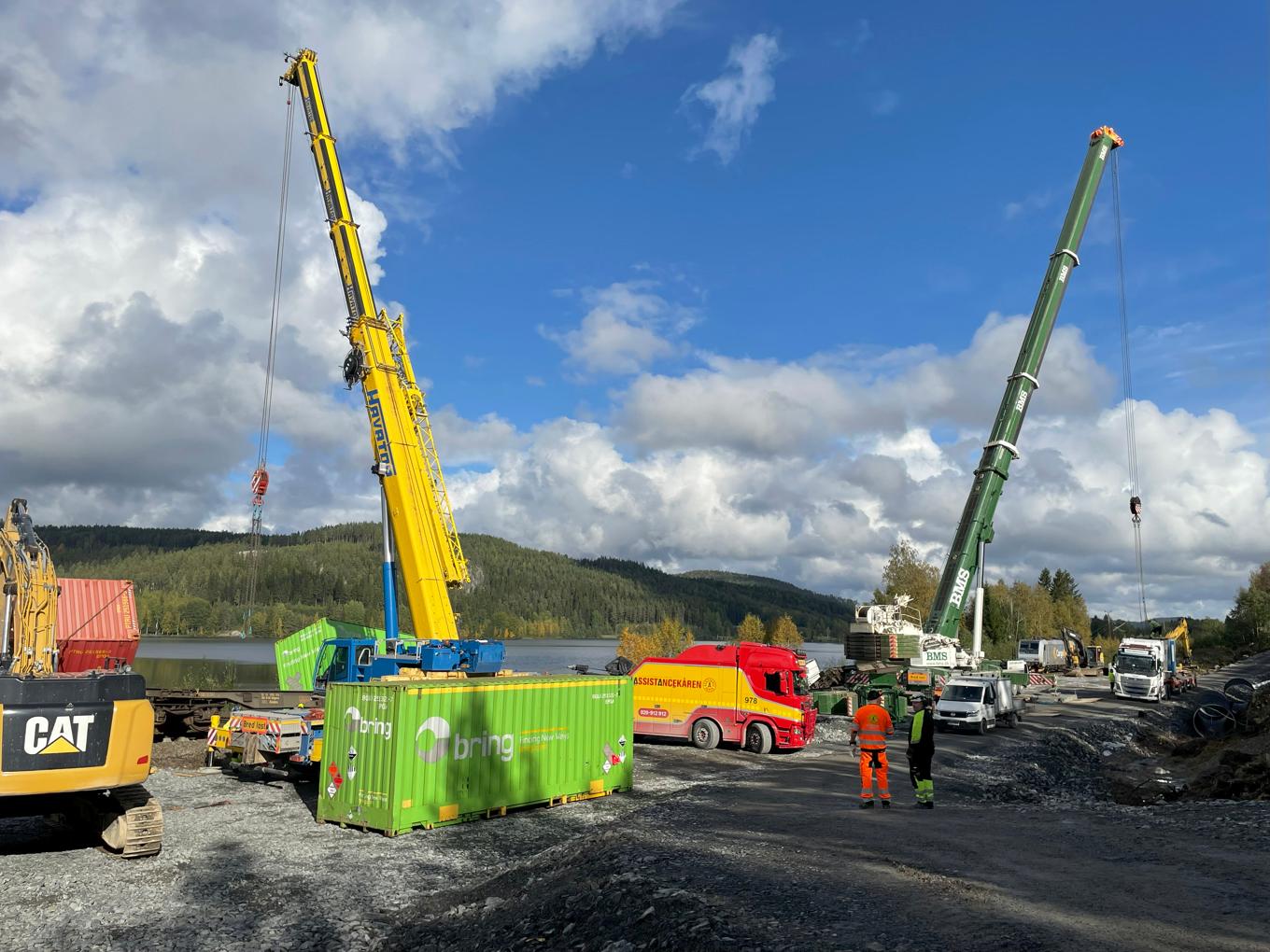 Bärgningen av de urspårade tågvagnarna nära Skorped inleddes i går. Foto: Trafikverket