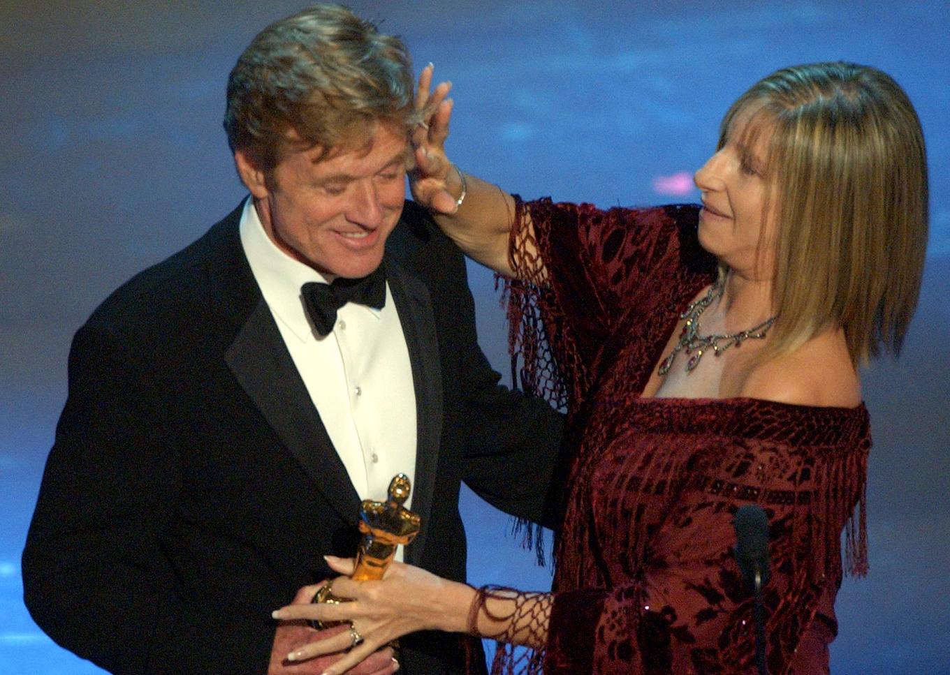 Barbra Streisand sörjer sin vän Robert Redford, här på en bild från Oscarsgalan 2002. Foto: Kevork Djansezian/AP/TT