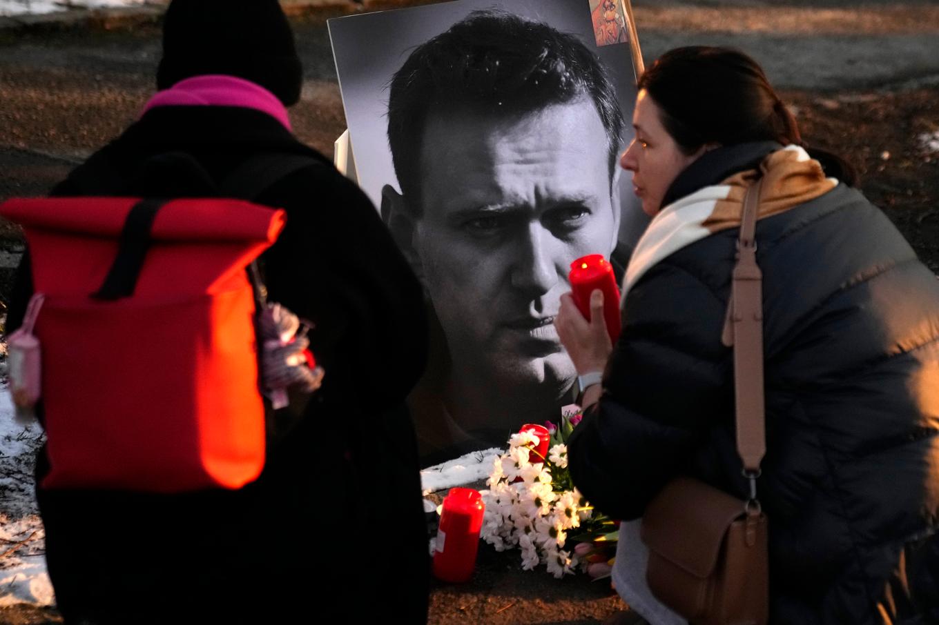 Ljus placeras vid en bild på den avlidne ryske oppositionsledaren Aleksej Navalnyj i Prag, Tjeckien, tidigare i år. Foto: Petr David Josek/AP/TT