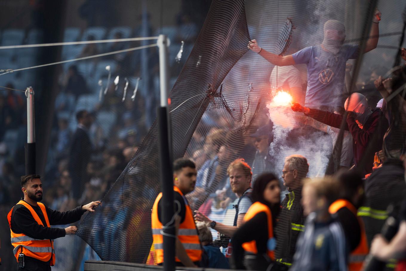 Vid otillåten maskering i organiserad form ska matcher i allsvenskan avbrytas. Först när maskeringen upphör får matchen återupptas. Arkivbild. Foto: Andreas Hillergren/TT