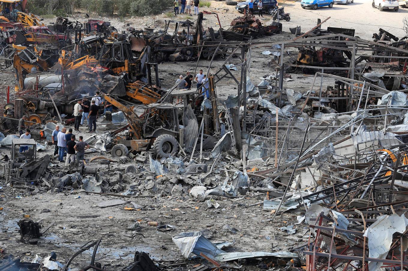 Invånare i Libanon granskar skador efter en attack mot byn Ansariyeh i södra Libanon för en vecka sedan. Foto: Mohammad Zaatari/AP/TT