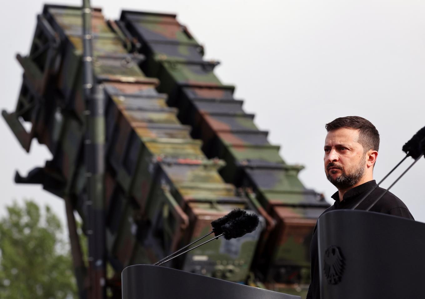 Ukrainas president Volodymyr Zelenskyj framför luftvärnssystemet Patriot. Arkivbild. Foto: Jens Büttner/AP/TT