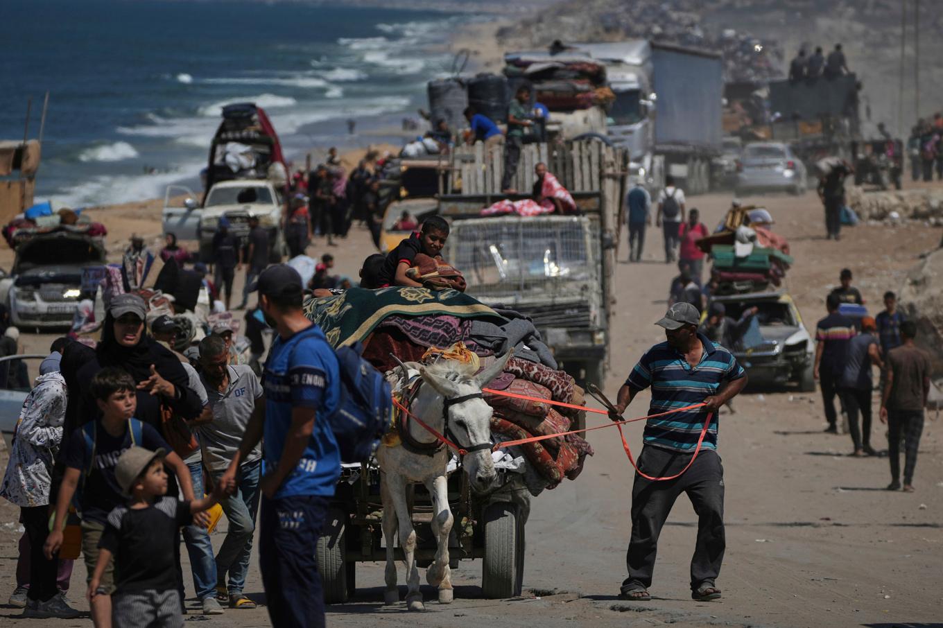 Palestinier flyr Israels senaste offensiv mot staden Gaza. Bilden är från i torsdags. Foto: Abd al-Karim Hana/AP/TT