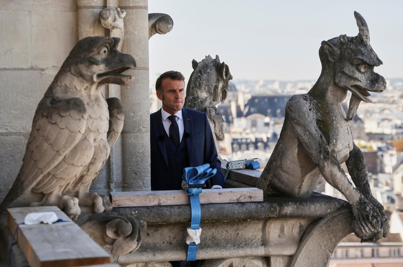 President Emmanuel Macron inviger klocktornen i Notre Dame. Foto: Ludovic Marin/AP/TT