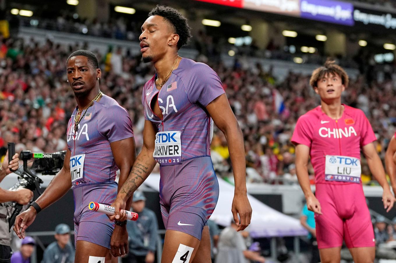 USA:s Demarius Smith och Jenoah McKiver får inte springa stafettfinal. Foto: Petr David Josek/AP/TT