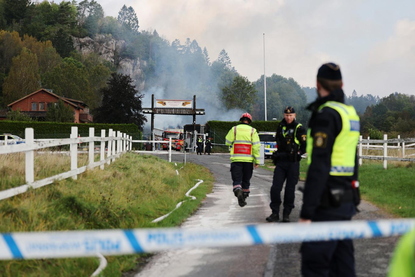 Räddningstjänst på plats i Gunnilse norr om Göteborg efter att en gård tillhörande motorcykelklubben Hells Angels brunnit under natten mot lördagen. Foto: Björn Larsson Rosvall/TT