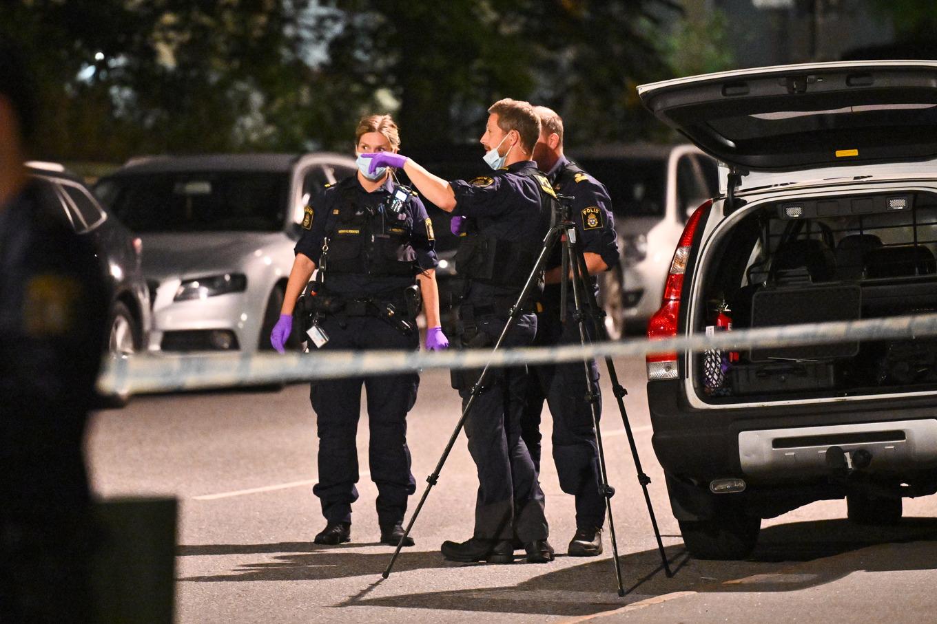 Polistekniker på plats efter en skjutning i Hagsätra. Foto: Claudio Bresciani/TT
