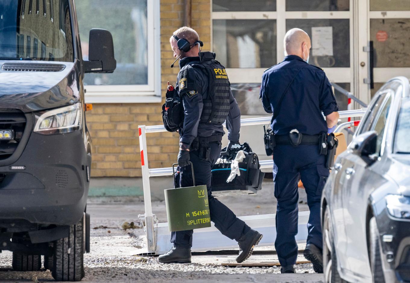 Bombteknikerna på plats vid flerfamiljshuset i stadsdelen Rosengård i Malmö. Foto: Johan Nilsson/TT