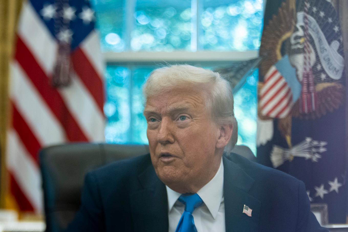 USA:s president Donald Trump under ett möte med reportrar i Ovala rummet på fredagen. Foto: Alex Brandon/AP/TT