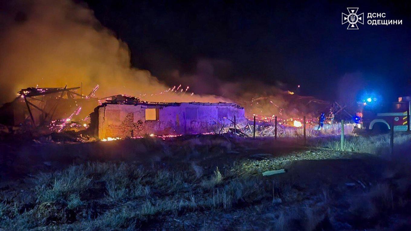 Bilden från Ukrainas statliga räddningstjänst uppges visa räddningstjänsten som försöker släcka en brand i en lada efter en rysk attack mot regionen Odessa. Foto: Ukrainas statliga räddningstjänst/AP/TT
