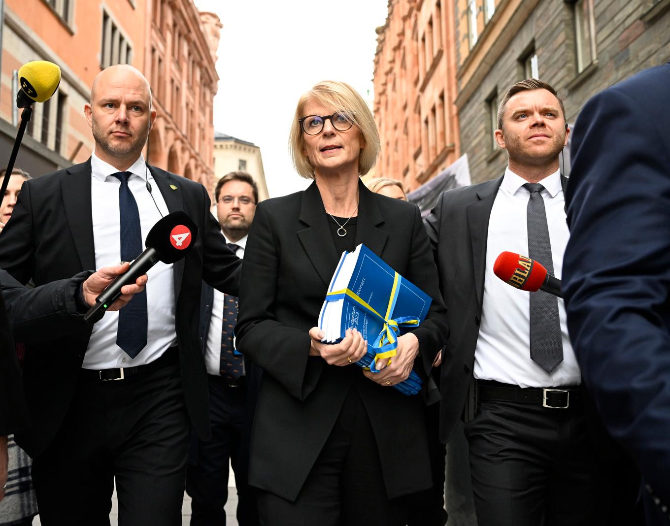 Nu är det åter dags för finansminister Elisabeth Svantesson (M) att promenera med budgetpropositionen till riksdagen. Arkivbild från 2022. Foto: Pontus Lundahl/TT