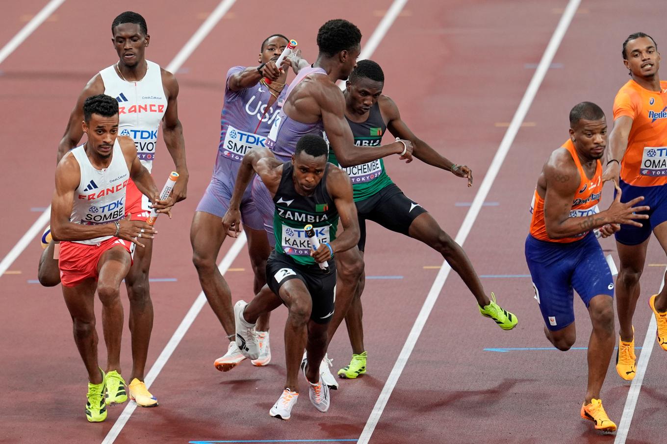 USA fick sitt försöksheat på 4x400 meter förstört av det zambiska laget. Foto: Abbie Parr/AP/TT