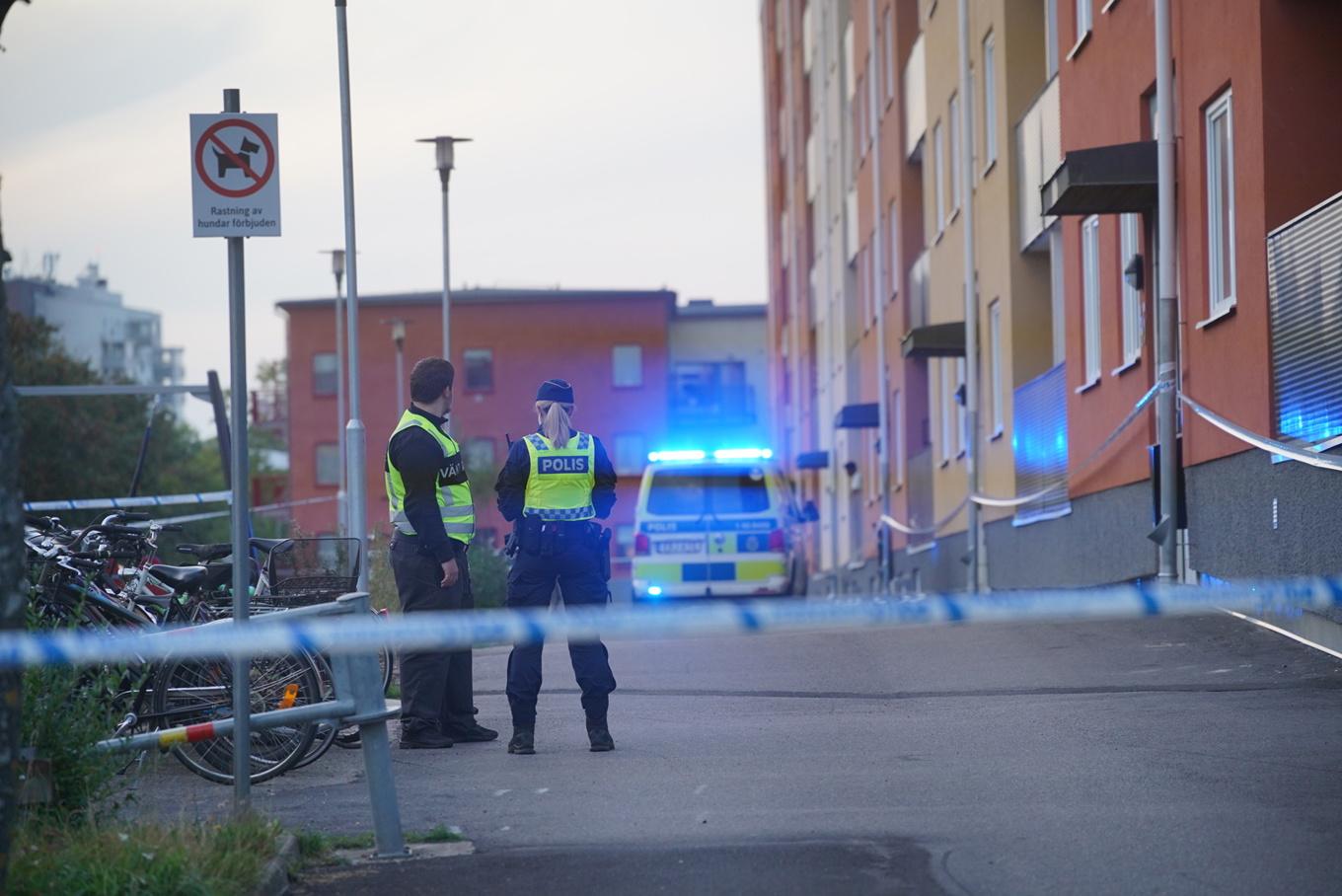 Polis på plats i Norrköping på lördagen. Foto: Niklas Luks/TT