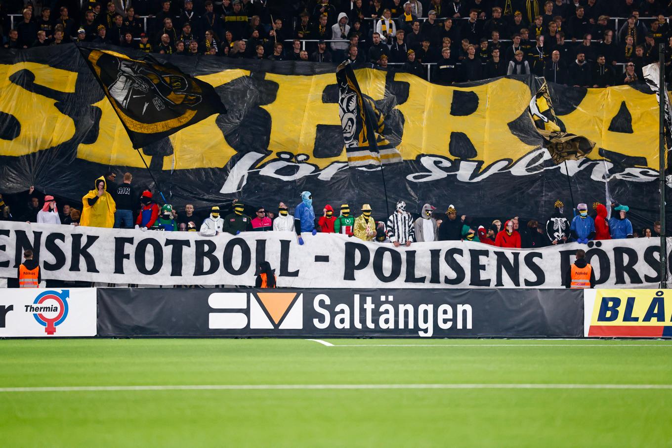 Maskerade AIK-supportrar på Parken i Norrköping. Foto: Stefan Jerrevång/TT