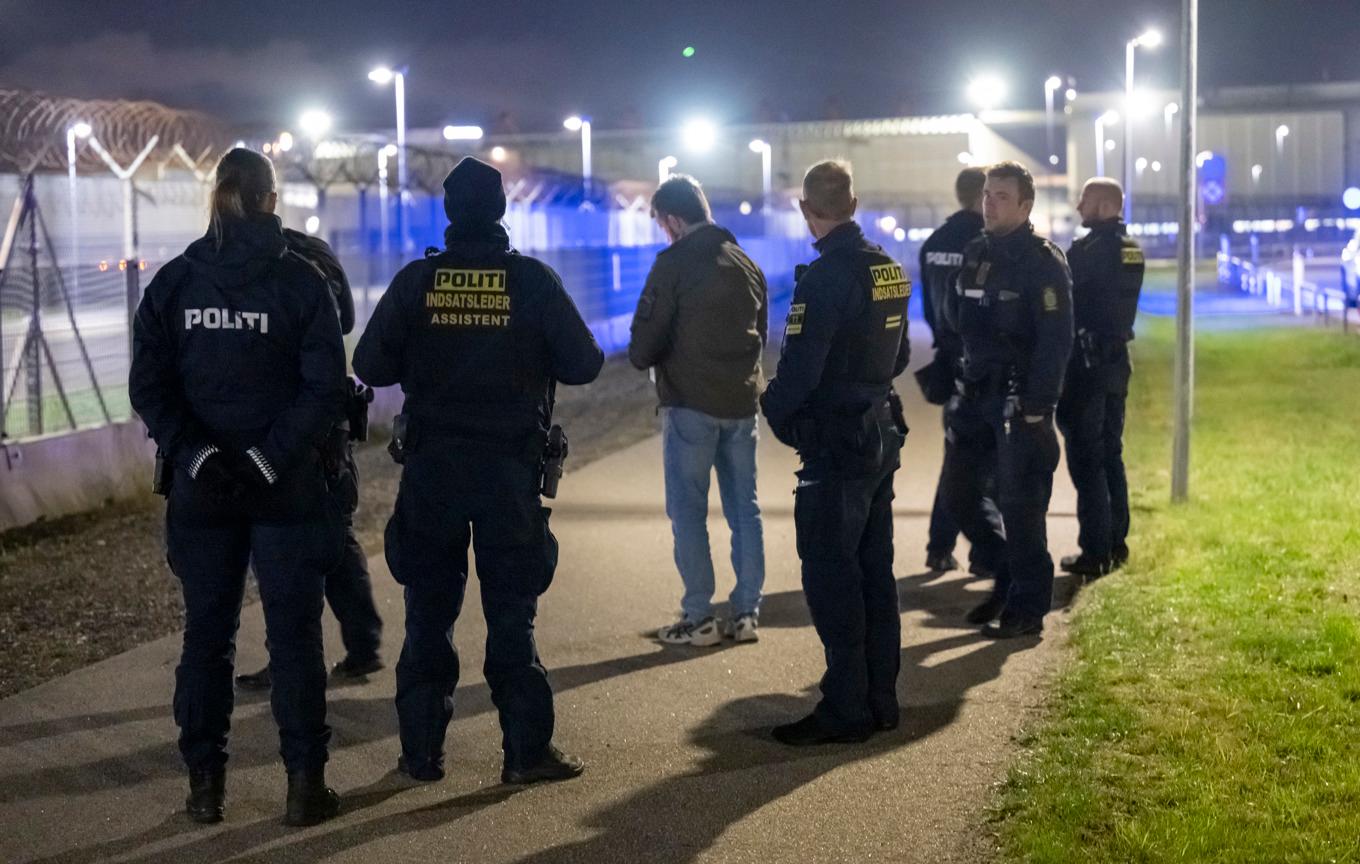 Polis på plats vid en av landningsbanorna på Kastrup på måndagskvällen. Foto: Johan Nilsson/TT