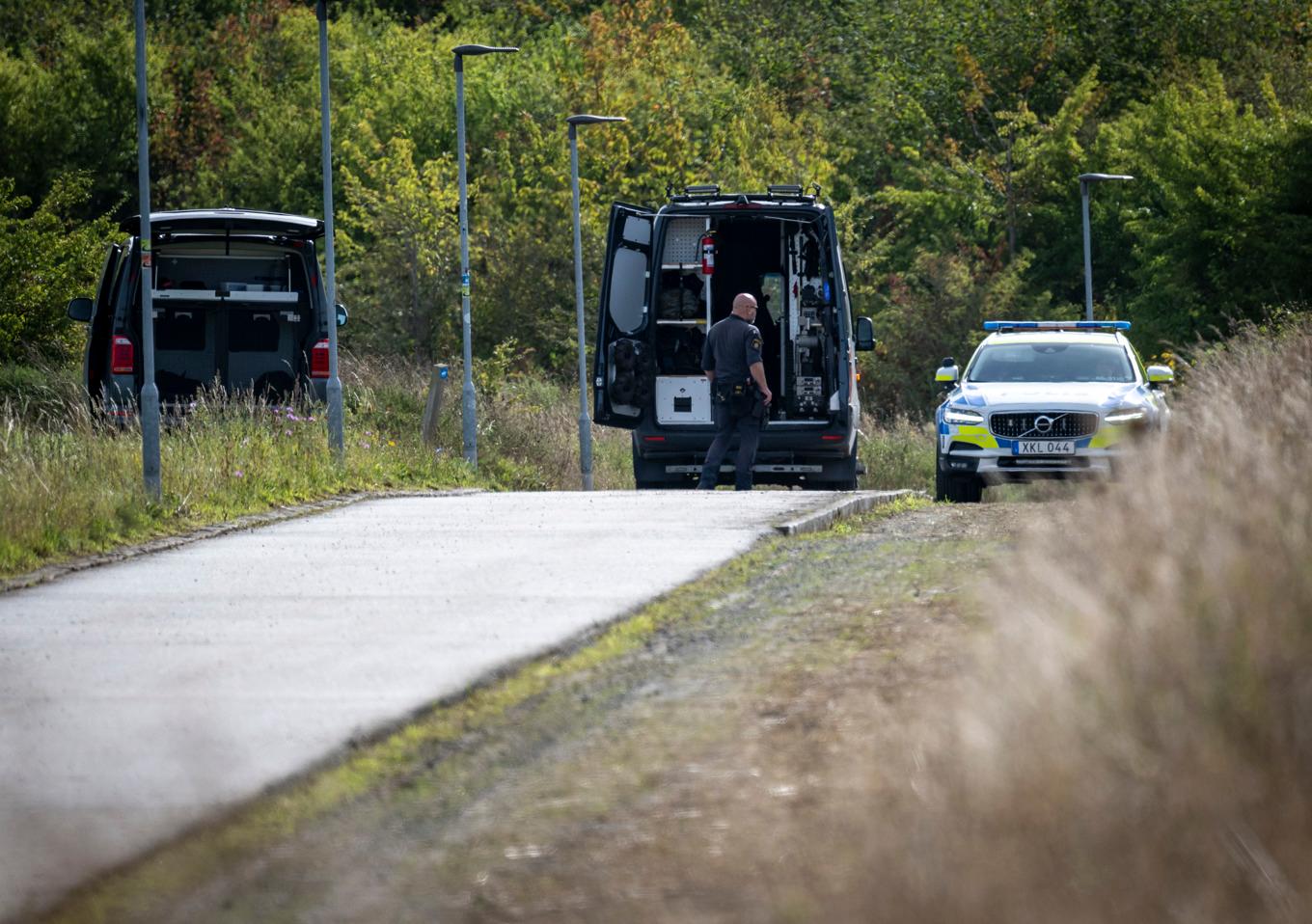 Polisens bombtekniker på plats vid en damm mellan Vintrie och Yttre Ringvägen utanför Malmö på måndagsförmiddagen efter ett fynd av ett misstänkt farligt föremål. Foto: Johan Nilsson / TT