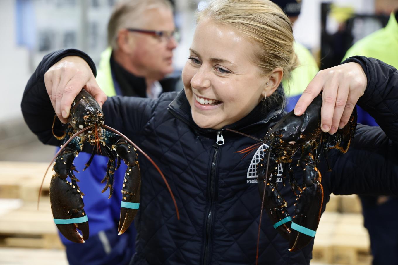 Fiskhandlaren Tove Manning, Feskekörka, vann auktionen och fick köpa årets första humrar för 51 000 kronor kilot. Foto: Adam Ihse/TT