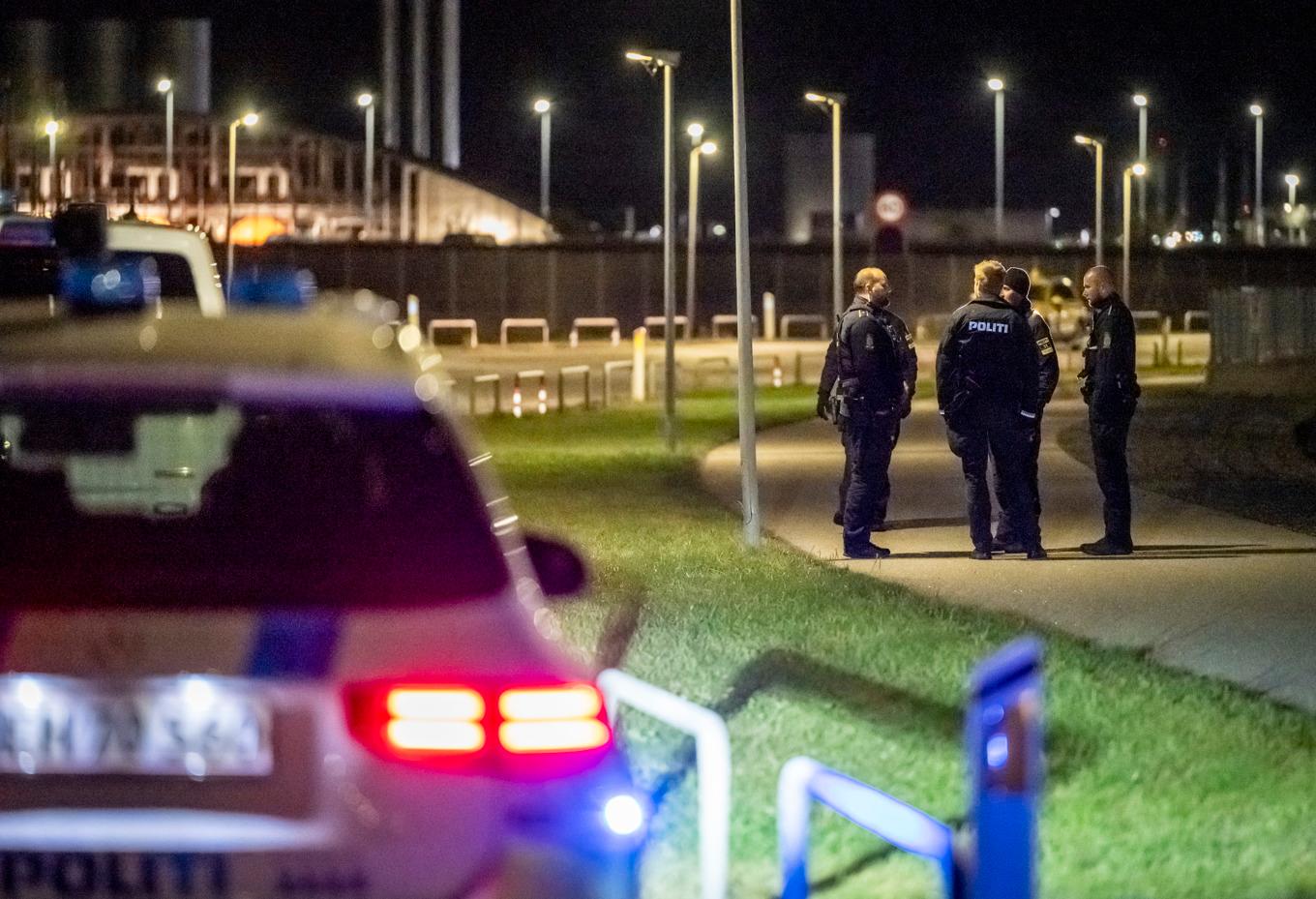 Dansk polis vid Köpenhamns flygplats på måndagskvällen efter att oidentifierade drönare stoppat all flygtrafik. Foto: Johan Nilsson/TT