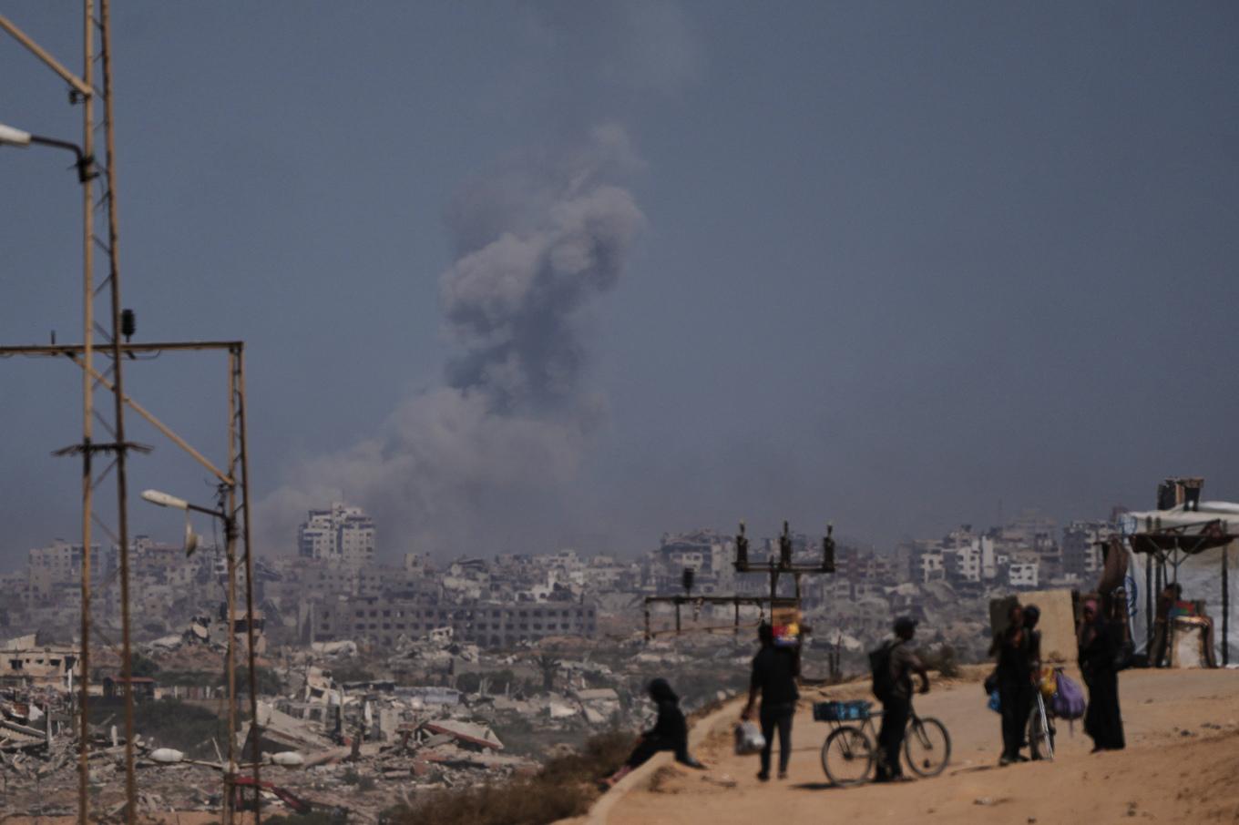 Rök stiger över Gaza stad efter en attack på måndagen. Foto: Abdel Kareem Hana/AP/TT