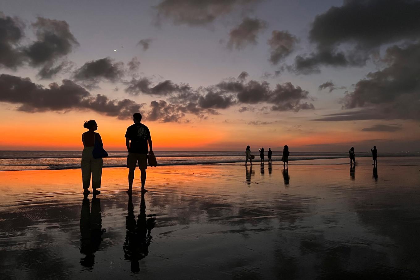 Turister i solnedgången i Seminyak på Bali. Arkivbild. Foto: Adam Schreck/AP/TT