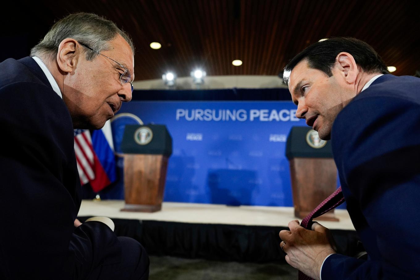 Rysslands utrikesminister Sergej Lavrov och USA:s dito Marco Rubio under mötet mellan ländernas respektive presidenter i Alaska i augusti. Foto: Julia Demaree Nikhinson/AP/TT