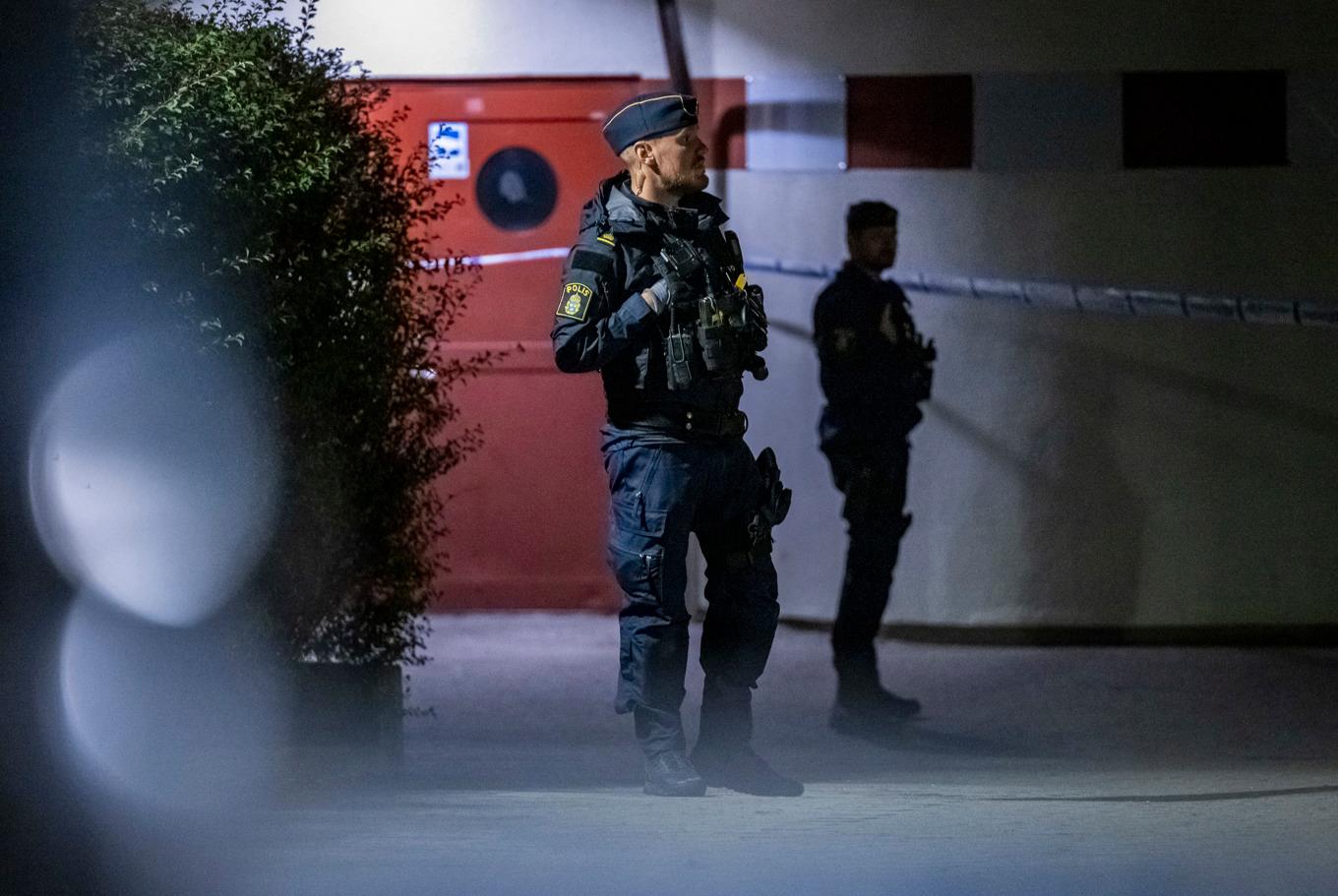 Polis har spärrat av en innergård på Rosengård efter en explosion. Foto: Johan Nilsson/TT