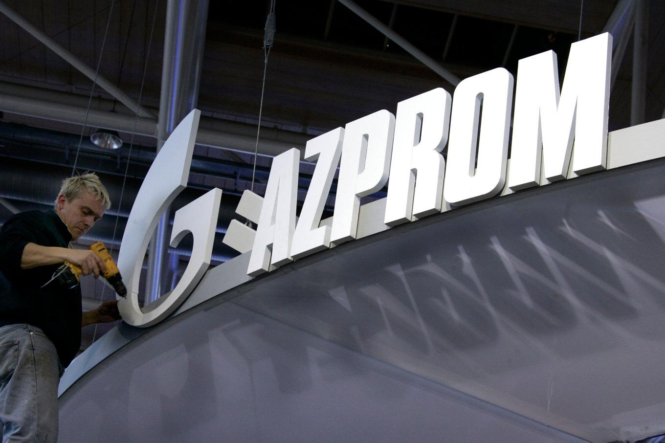 Ett oljeraffinaderi ägt av den ryska oljejätten Gazprom uppges ha attackerats. Arkivbild. Foto: Kai-Uwe Knoth/AP/TT