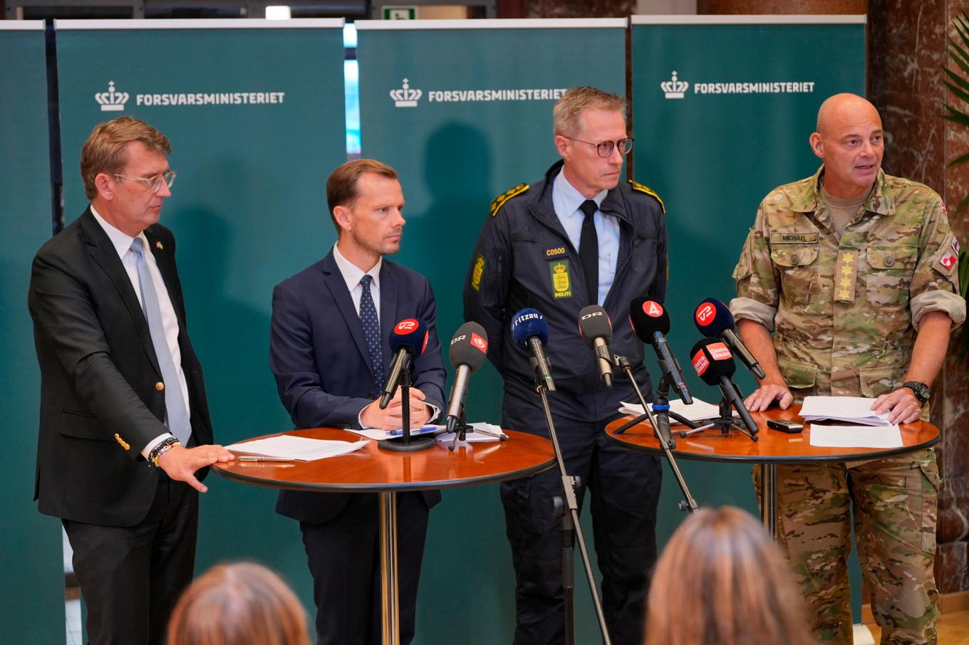 Försvarsminister Troels Lund Poulsen, justitieminister Peter Hummelgaard, polischef Thorkild Fogde och försvarschef Michael Hyldgaard. Foto: Emil Helms/AP/Ritzau/TT