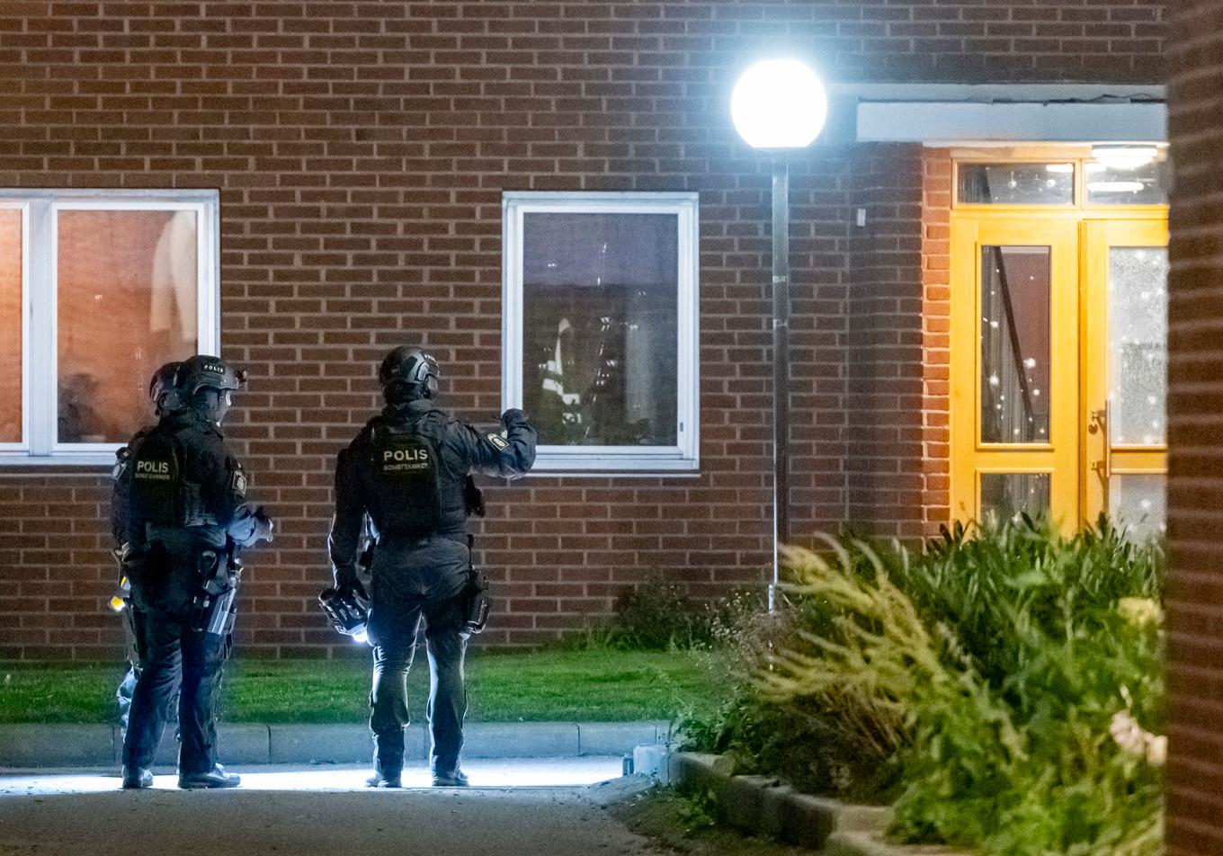 Polis och bombtekniker på plats vid ett flerfamiljshus i Malmö efter en explosion. Foto: Johan Nilsson/TT