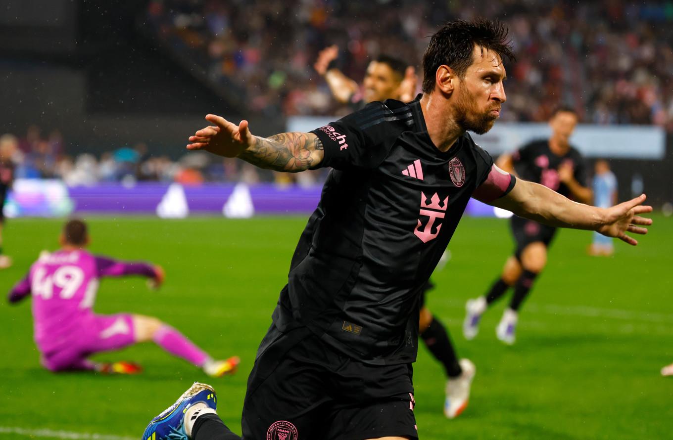 Lionel Messi firar ett av nattens två mål. Foto: Noah K. Murray/AP/TT
