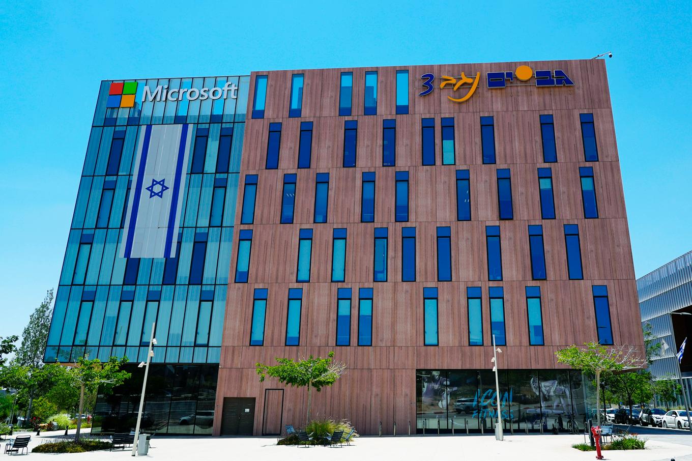 En israelisk flagga hängd över Microsofts kontorsbyggnad i Beer Sheva. Bilden är från i maj 2024. Foto: Sam Mednick/AP/TT