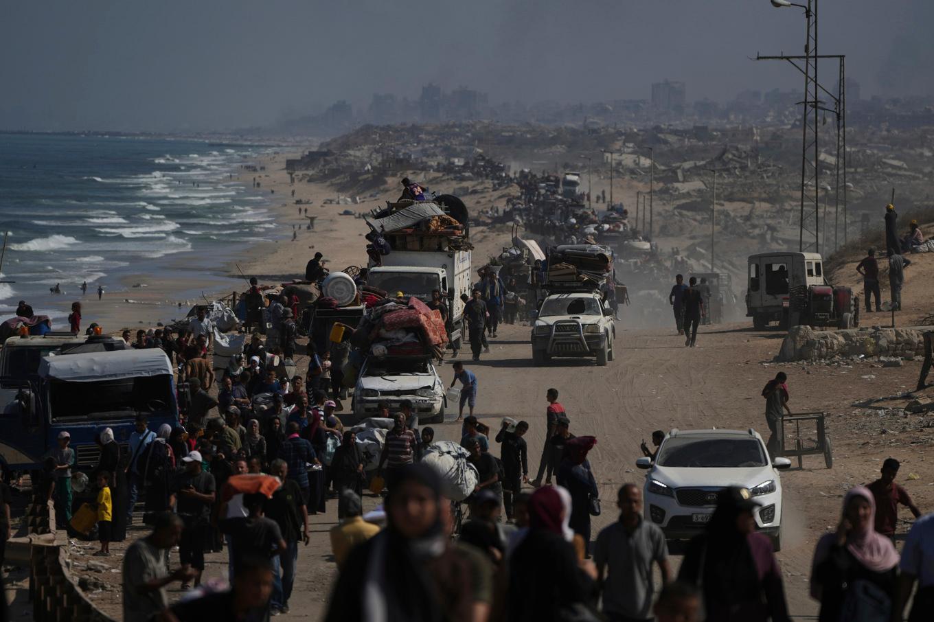 Palestinier som tvingats lämna sina hem i Gaza stad på väg söderut i bil eller till fots. Bilden är tagen 17 september. Foto: Abdel Kareem Hana/AP/TT