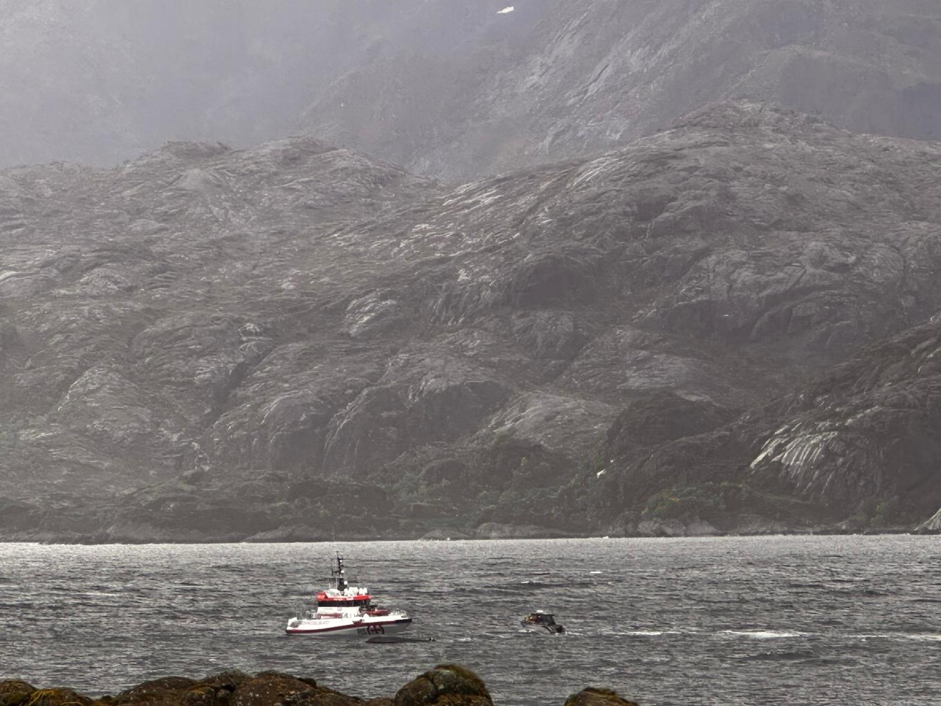 En medlem i Norges sjöräddningssällskap har omkommit under en insats till en kantrad båt. Foto: Henrik Heitmann/NTB/TT