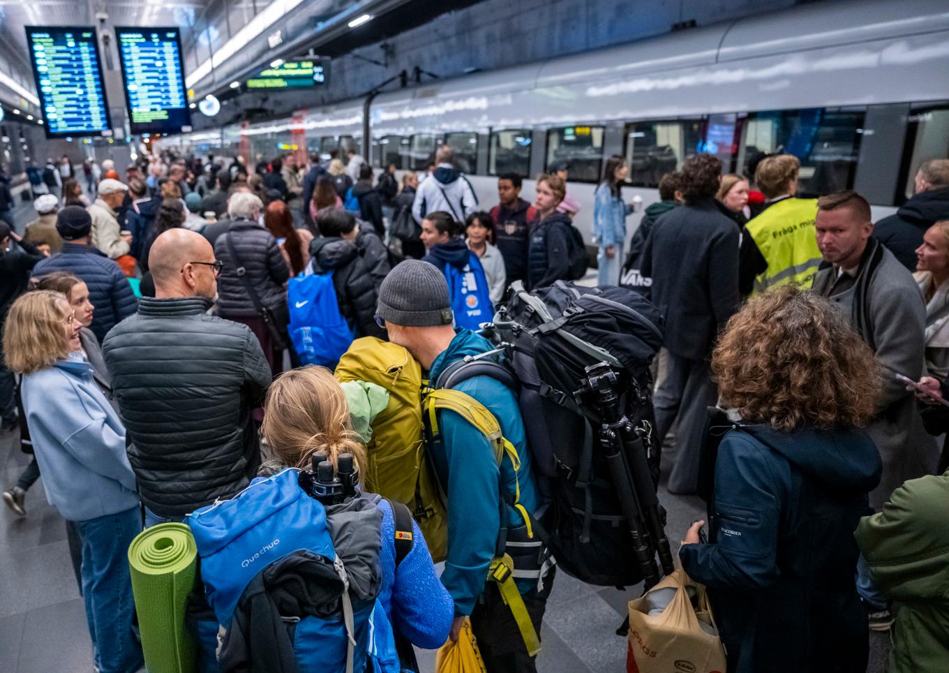 Passagerare väntar på perrongen vid Malmö C i samband med tågstoppet. Foto: Johan Nilsson/TT