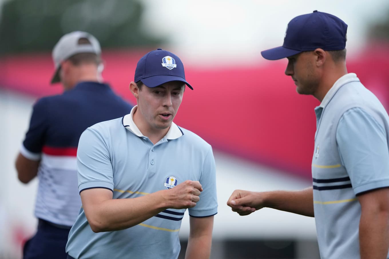 Matthew Fitzpatrick och Ludvig Åberg firar ett av sina vunna hål i foursome-matchen mot Scottie Scheffler och Russel Henley. Foto: Lindsey Wasson/AP/TT