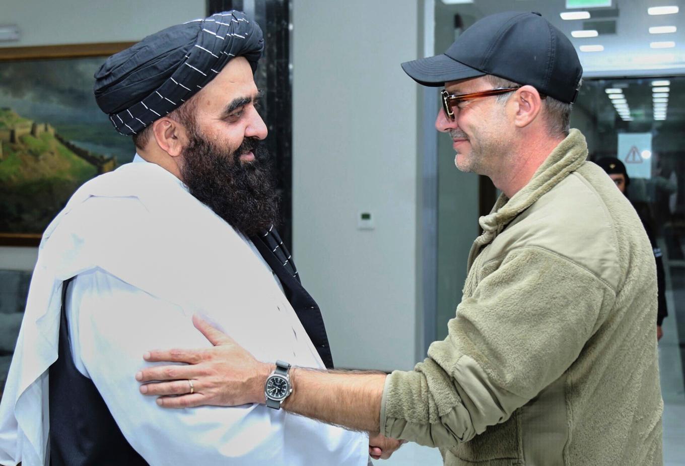 Talibanernas utrikesminister Amir Khan Muttaqi under mötet med USA:s gisslansändebud Adam Boehler den 13 september. Foto: Afghanska utrikesdepartements presstjänst via AP/TT