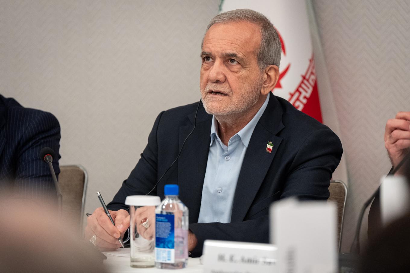 Irans president Masoud Pezeshkian har tidigare sagt att återinförandet av sanktionerna är "ohederligt". Bild från i fredags. Foto: Angelina Katsanis/AP/TT