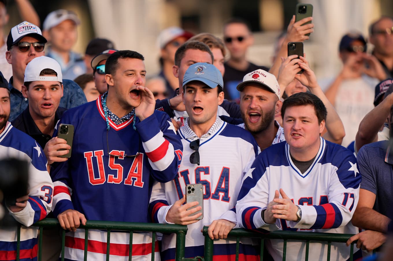 Den amerikanska publiken har gått hårt åt de europeiska golfspelarna under Ryder Cup utanför New York. Foto: Robert Bukaty/AP/TT