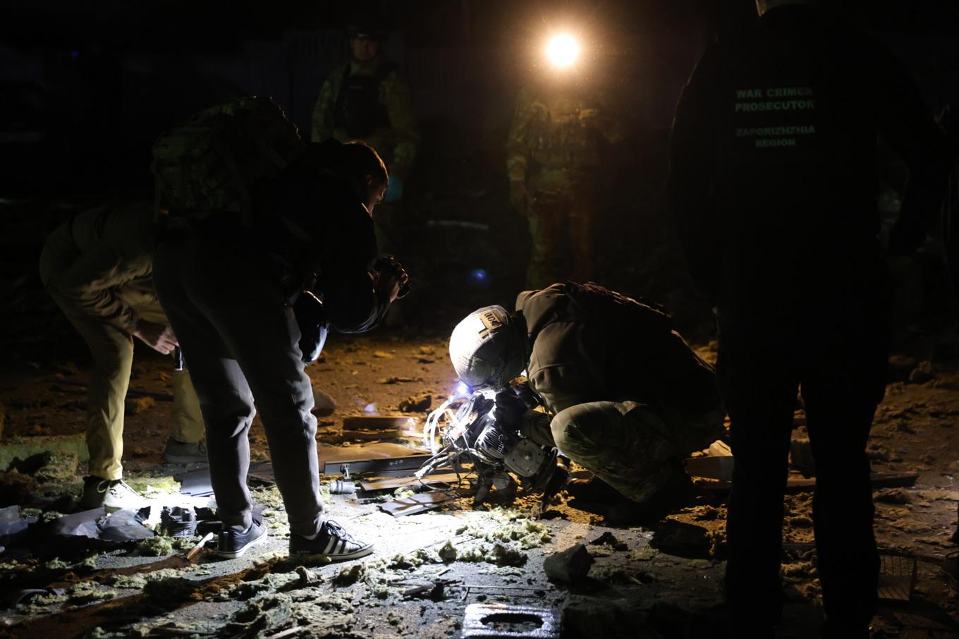 Polisen undersöker resterna av en drönare efter en attack mot Zaporizjzja på lördagen. Foto: Kateryna Klochko/AP/TT