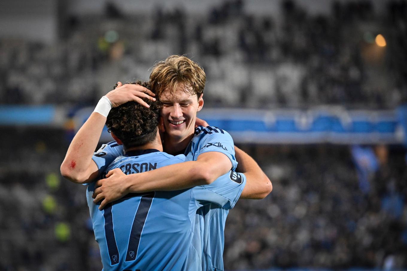 Djurgårdens August Priske firar sitt hattrick med Mikael Anderson. Foto: Christine Olsson/TT