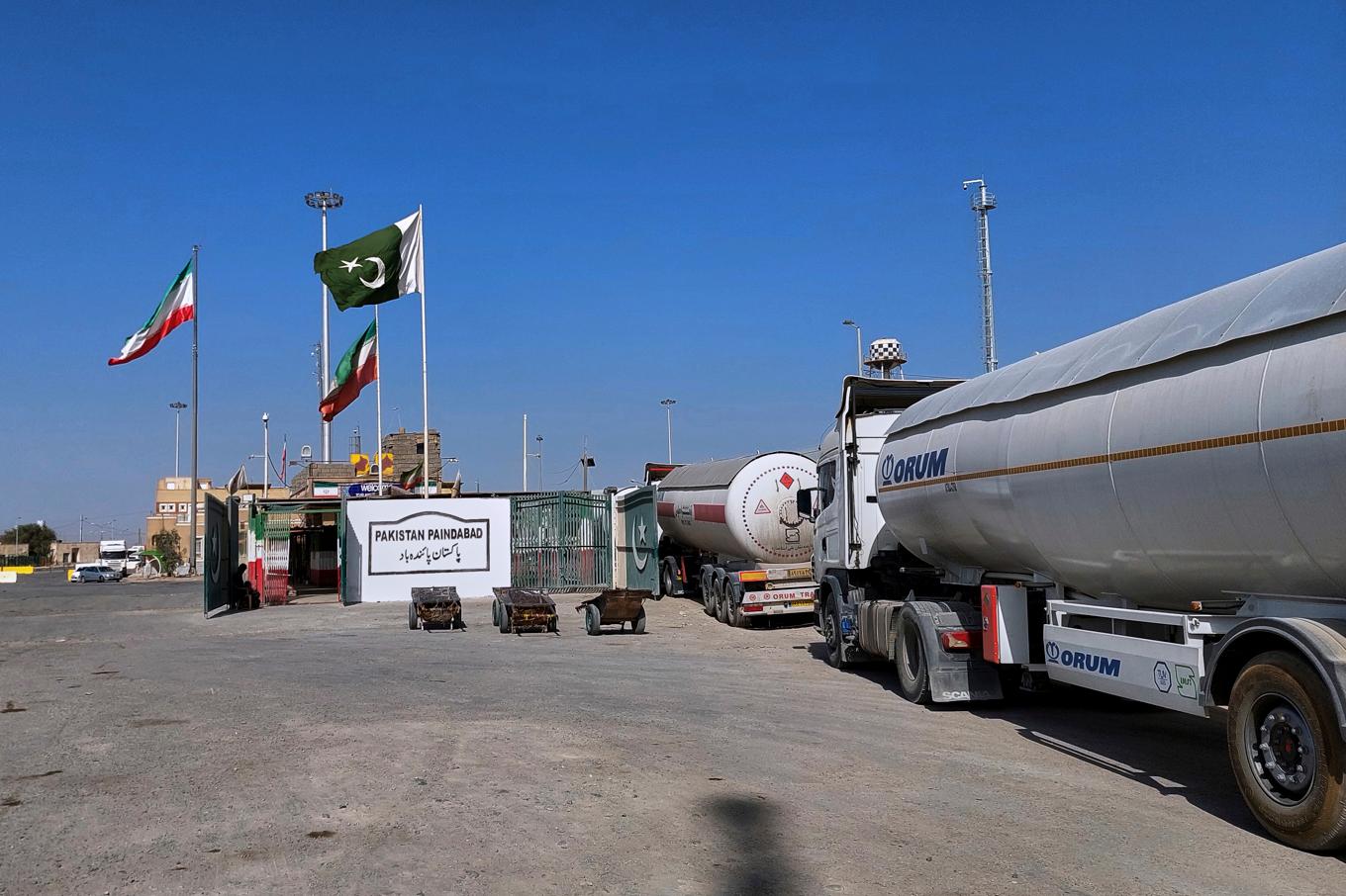 Oljetankbilar på väg in i Iran från Pakistan i somras. Arkivfoto. Foto: Fateh Muhammad/AP/TT